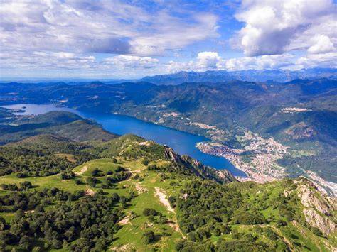 Vista panoramica a 360 gradi dal Mottarone con i sette laghi sottostanti e le Alpi in lontananza