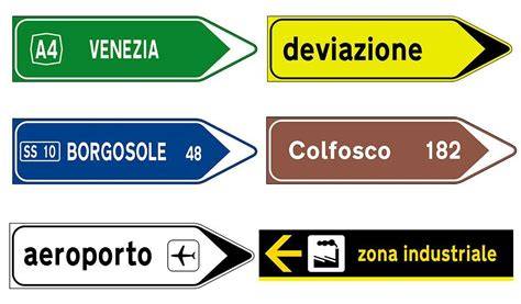 Cartello stradale indicante la direzione per il Mottarone con un panorama sullo sfondo