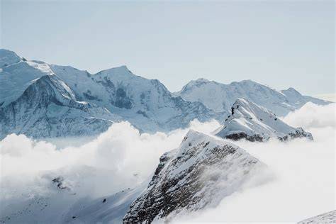 panorama di Antagnod con piste innevate e sfondo del Monte Rosa