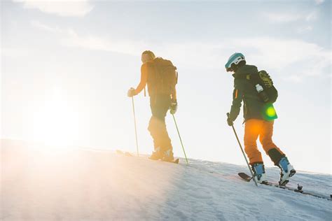 Donna che pratica sci alpinismo in un ambiente montano innevato
