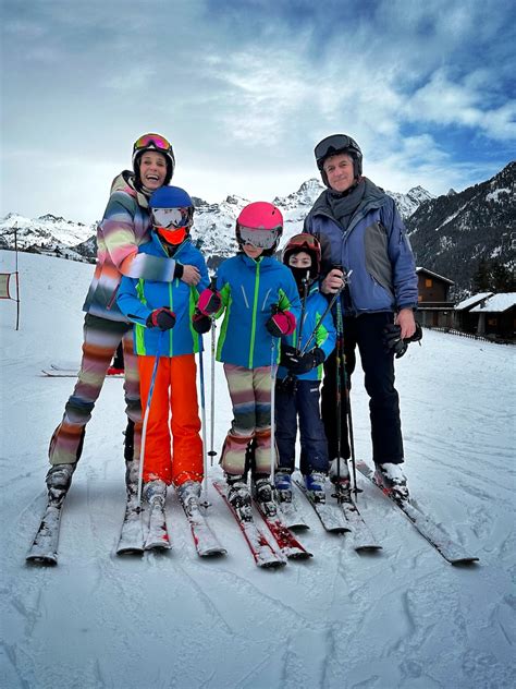 Inverno innevato in Valle d'Aosta con bambini che giocano sulla neve