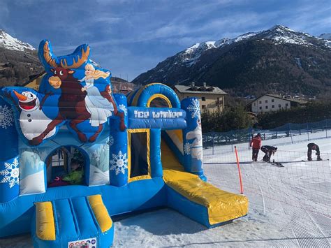 Bambini che scivolano su gommoni colorati nello snow park di Pila