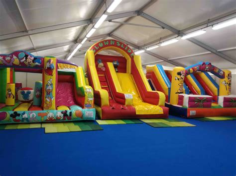 Bambini che si divertono su gonfiabili e strutture ludiche in un winter park