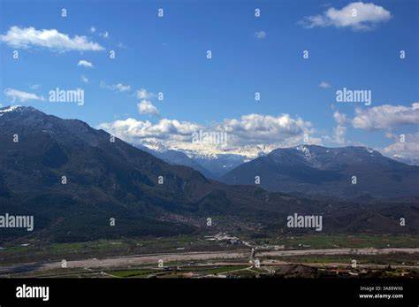 Panorama del Colle Bettaforca con sullo sfondo le montagne innevate