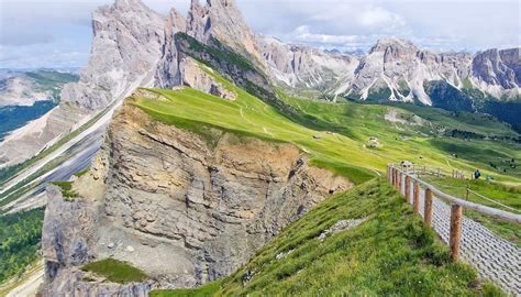 Foto panoramica del Seceda con il sentiero affollato di turisti