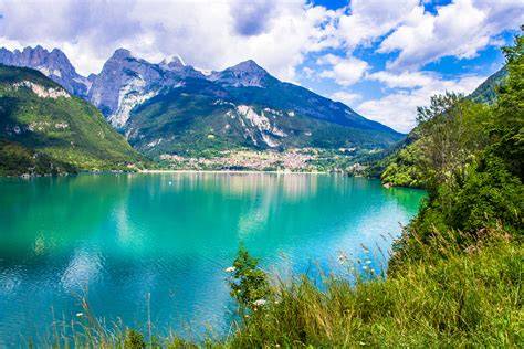 Lago di Molveno con le Dolomiti di Brenta sullo sfondo