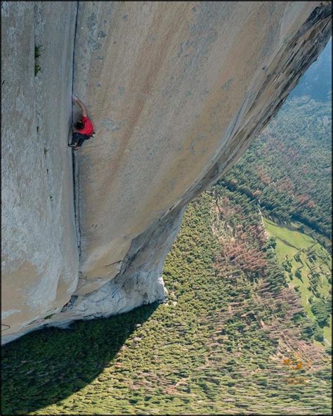 Alex Honnold durante la salita in solitaria di Freerider