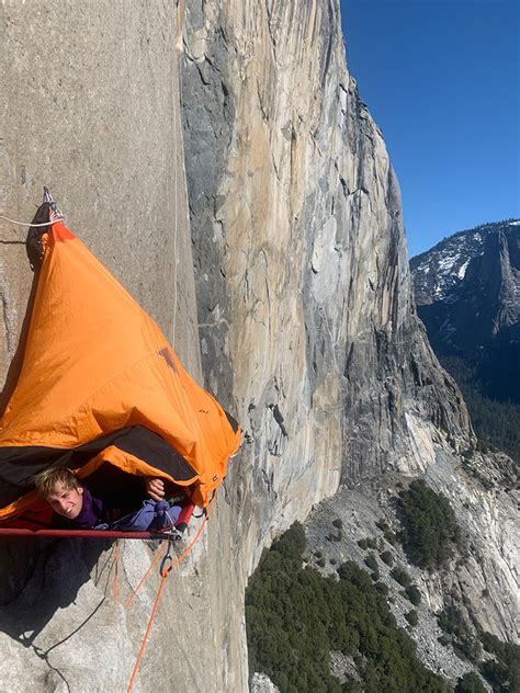 Vista di un portaledge installato su El Capitan