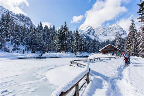 Panorama di Ceresole Reale con le montagne innevate