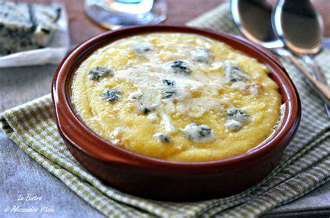 Piatto tipico di Polenta concia con formaggio Toma
