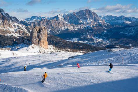 Panorama notturno di una pista da sci illuminata nelle Dolomiti