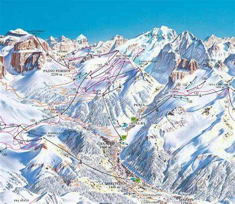Panoramica delle piste da sci a Canazei con le montagne circostanti