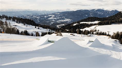 Panoramica dello Snowpark Alpe di Siusi con le sue strutture in legno