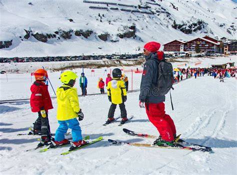 Bambini felici che sciano su una pista facile con istruttori