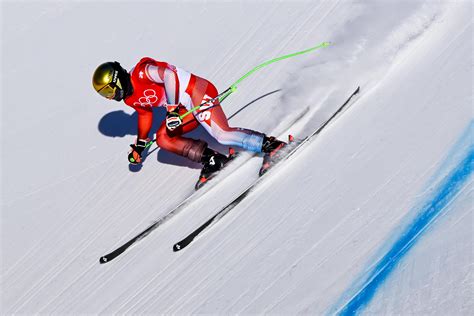 Un'immagine che mostra la transizione dalle prime discipline invernali agli sport moderni come lo snowboard