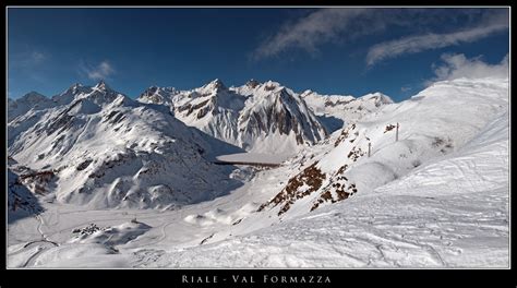 Panoramica della Val Formazza con cime innevate