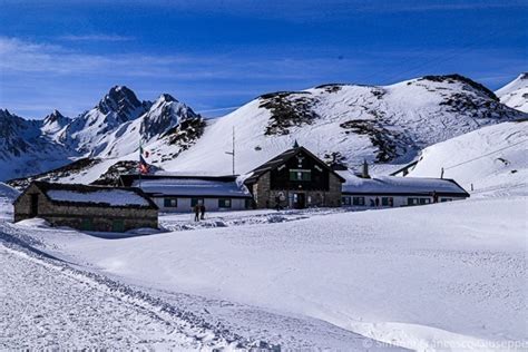 Vista del Rifugio Maria Luisa in ambiente innevato