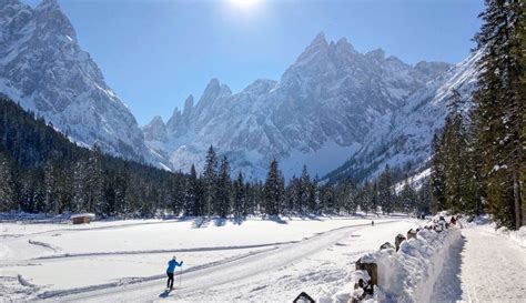Panorama della Val Fiscalina innevata con piste da sci di fondo