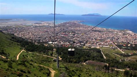 Vista panoramica della prima funivia di Erice con le montagne sullo sfondo