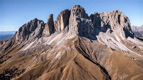 Vista ravvicinata delle particolari formazioni rocciose del Col Rodella