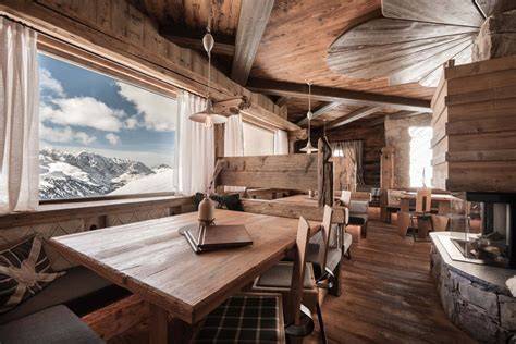 Interno accogliente di un rifugio alpino sul Col Rodella con vista panoramica