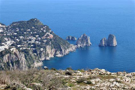 panorama a 360 gradi dalla cima del Monte Solaro con vista sui Faraglioni e il Golfo di Napoli