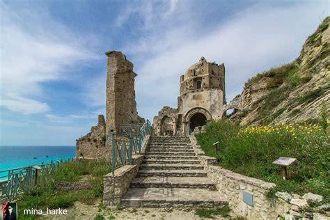 ruderi del Castello Barbarossa a picco sul mare