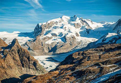 Vista panoramica del Monte Rosa con le cime innevate e un impianto di risalita in primo piano