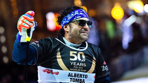 Immagine di Alberto Tomba che festeggia una vittoria con il pubblico