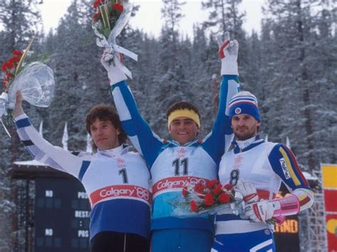 Foto di Alberto Tomba sul podio olimpico di Calgary con la medaglia d'oro