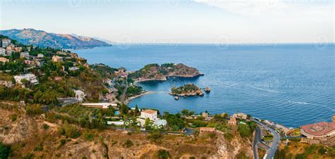 Vista panoramica della cabinovia di Taormina con il mare sullo sfondo