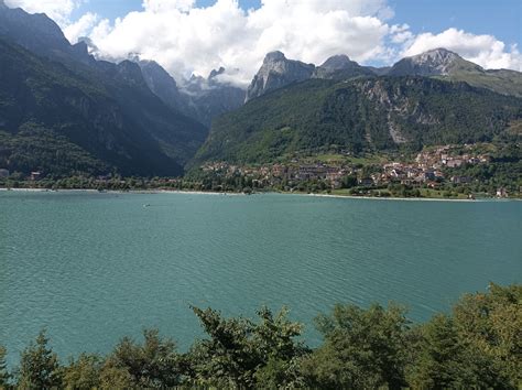 Vista panoramica dalla cima con il Lago di Molveno in lontananza