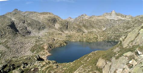 Lago Serodoli con il percorso di salita verso la vetta