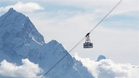 panorama delle Dolomiti con la funivia Freccia nel Cielo in primo piano
