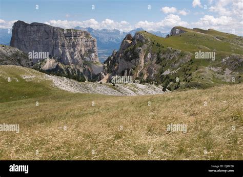 Panoramica del Monte La Banca con le sue ripide pareti rocciose nella Val de Franzeda