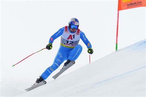 Atleti in gara durante uno slalom maschile