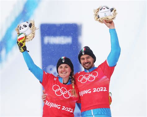 Michela Moioli e Omar Visentin durante la premiazione del team event a Pechino 2022