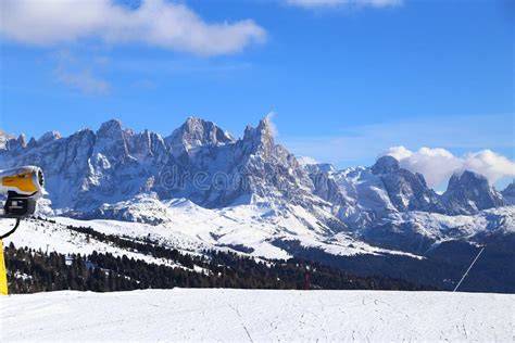 Panorama sciistico del Trentino con montagne innevate e piste preparate.