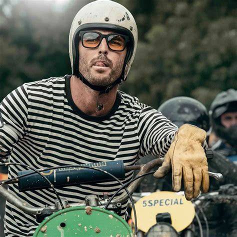 Designer che illustra le linee eleganti e il profilo basso del casco DMD Dream, evidenziando l'ispirazione vintage.