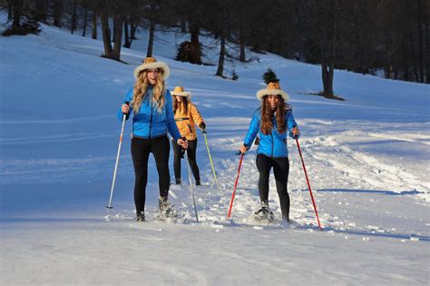 Coppia di escursionisti con ciaspole in un bosco innevato