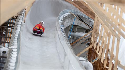 Famiglia che slitta su una pista innevata in Valle Aurina