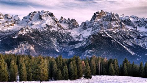 Madonna di Campiglio, vista panoramica con le montagne innevate e il paese