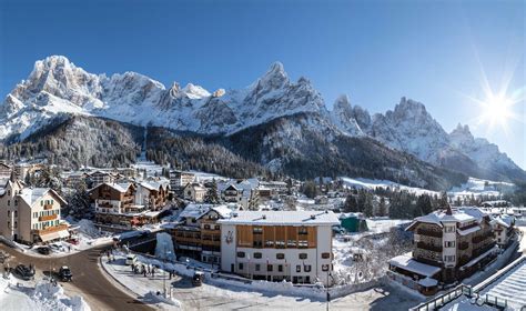 Panoramica del centro di San Martino di Castrozza con negozi di attrezzatura da sci in primo piano