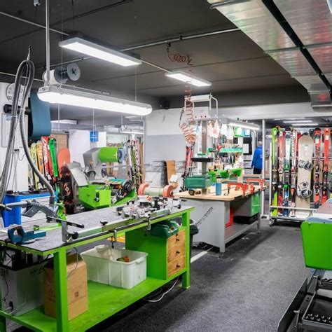 Laboratorio di preparazione sci con macchinari Wintersteiger