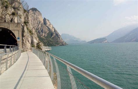 Panoramica della ciclabile sospesa di Limone sul Garda con vista sul lago