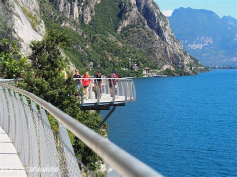 Dettaglio della pista ciclabile sospesa di Limone sul Garda con la roccia a lato