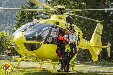 elicottero di soccorso alpino in volo durante una missione