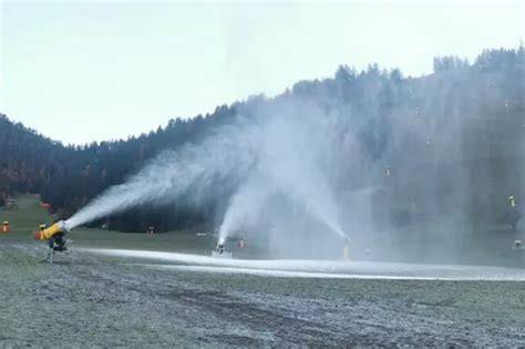 cannoni sparaneve in funzione su una pista sciistica