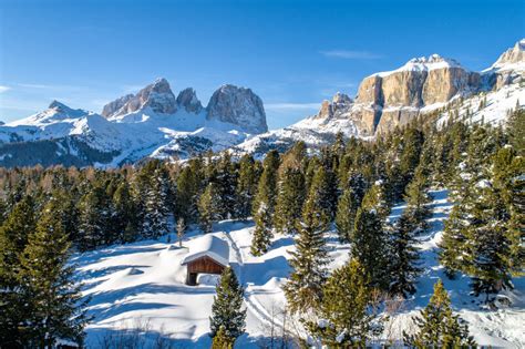 Panoramica della Val di Fassa con le Dolomiti innevate
