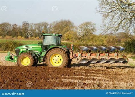 Immagine di un trattore agricolo moderno al lavoro in un campo.